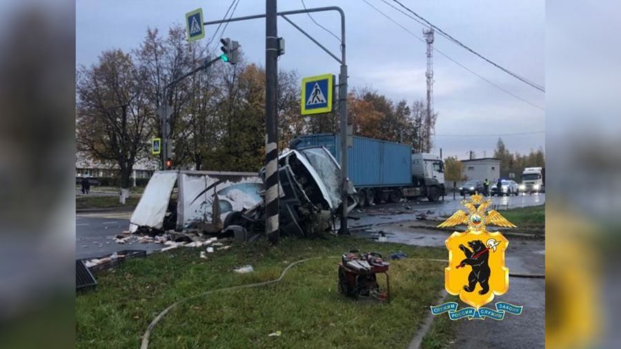 Водитель &laquo;ГАЗели&raquo; погиб в ДТП с большегрузом под Ростовом Великим