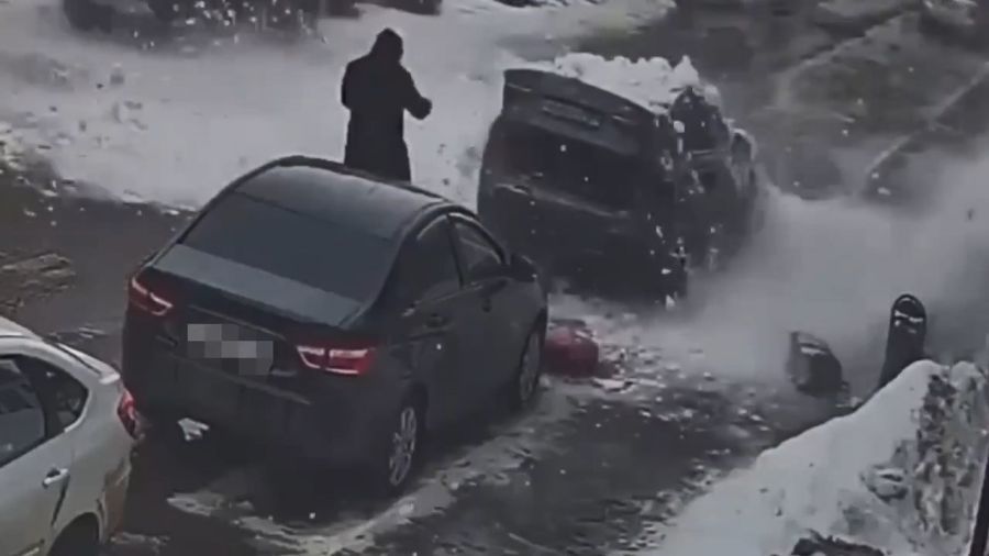 В машине был ребенок: в Ярославском округе возбудили уголовное дело по факту схода глыбы снега