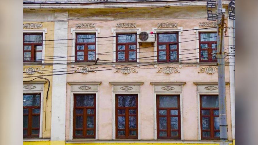 Михаил Евраев потребовал перенести кондиционеры с фасадов исторических зданий