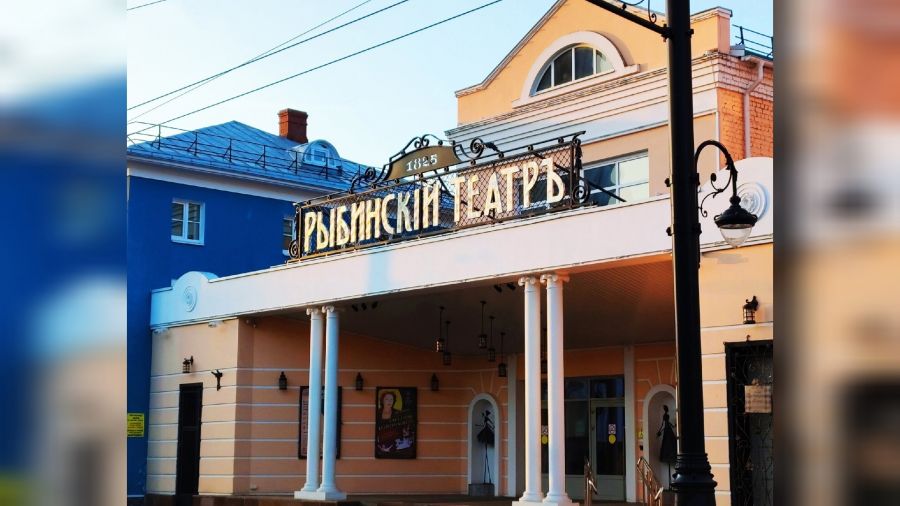 На здании Рыбинского драмтеатра появилась кованая вывеска в дореволюционном стиле