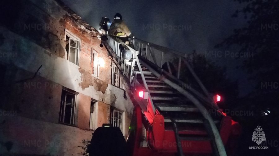 В Ярославле из горевшей &laquo;заброшки&raquo; эвакуировали человека