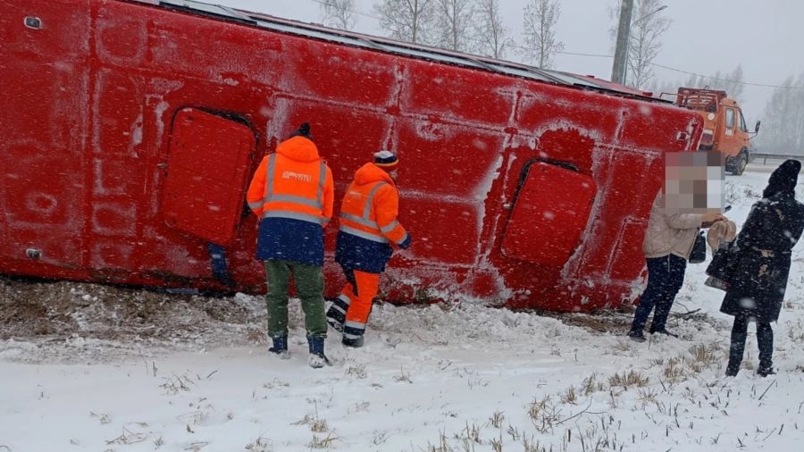 Под Ростовом перевернулся рейсовый автобус с пассажирами