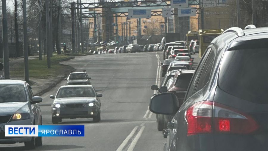 ДТП сковало движение в Дзержинском районе Ярославля