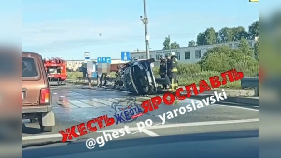 Есть пострадавшие: в Ярославле перевернулся автомобиль