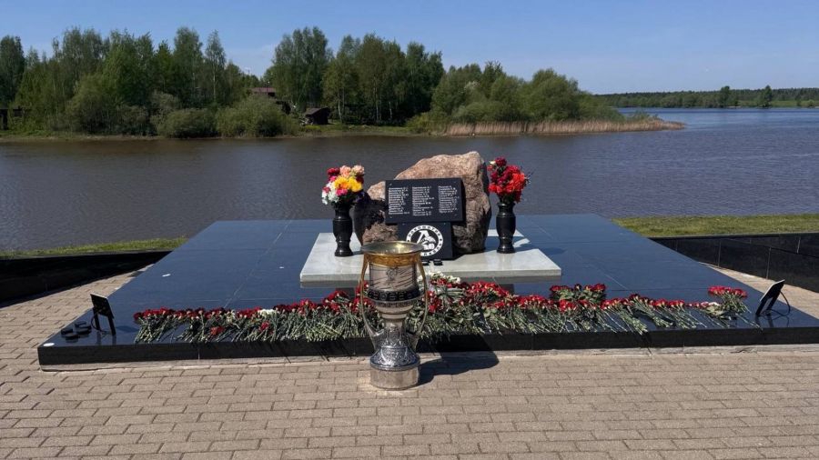 &laquo;Локомотив&raquo; привез Кубок Гагарина к мемориалу в Туношне