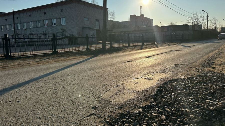 В Ярославле засыпали яму-убийцу колес у областной больницы