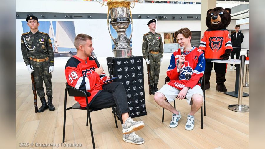 Игроки ярославского &laquo;Локомотива&raquo; продолжают турне с Кубком Гагарина