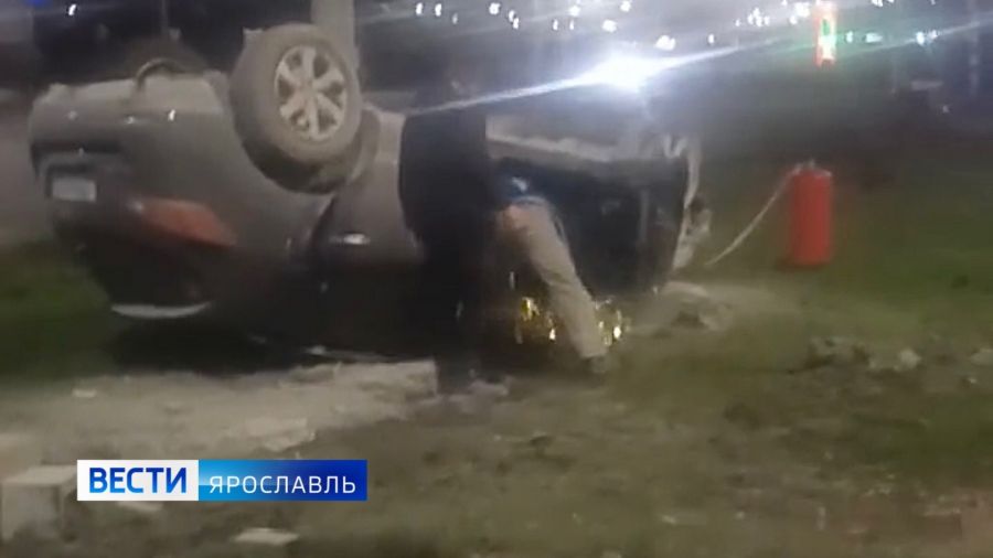 В Ярославле иномарка врезалась в светофор и перевернулась