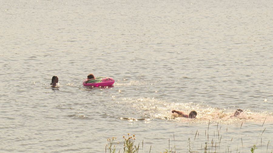 В Ярославле на Климовских карьерах автомобиль въехал в воду