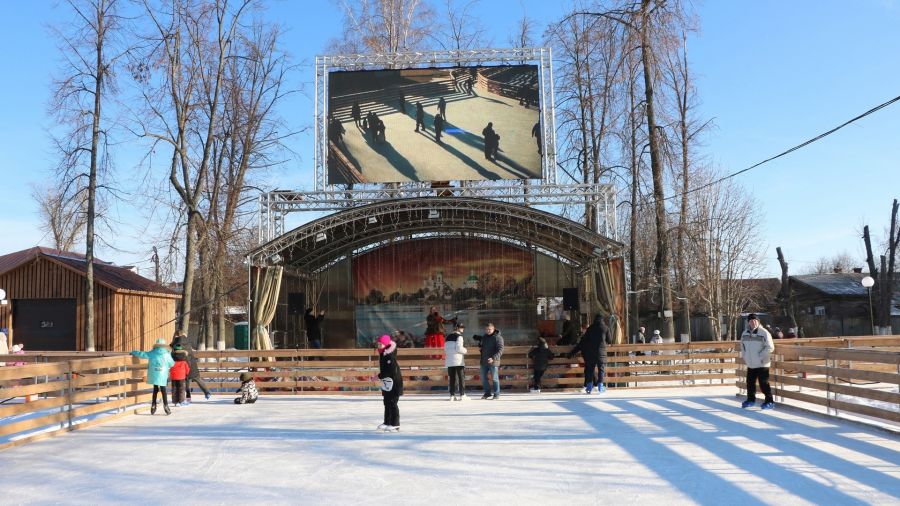 В Ростове Великом продлили работу катка
