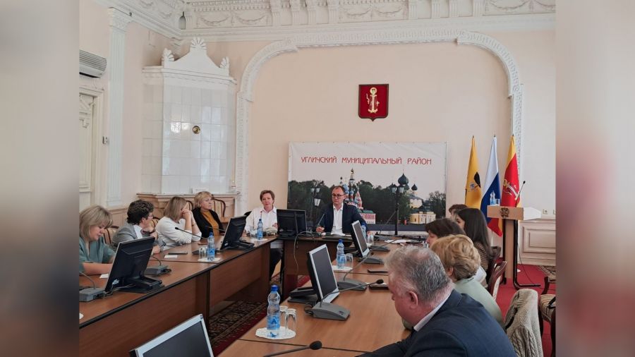 Министр образования проводит встречи с руководителями ярославских образовательных учреждений