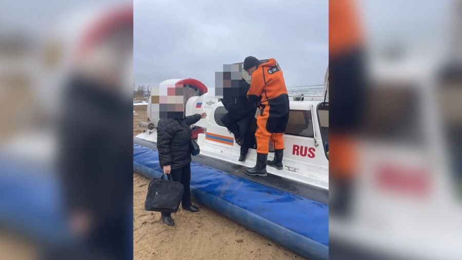 Спасатели Рыбинска помогли доставить в больницу жителя Юршинского острова