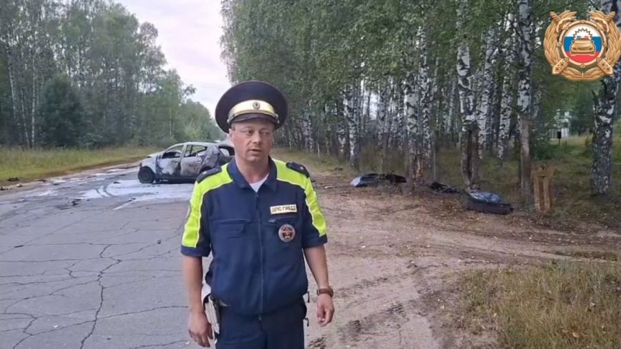 В Ярославской области машина врезалась в дерево и загорелась