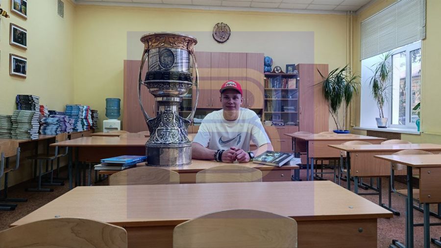 Хоккеист Даниил Бут привез Кубок Гагарина в одну из ярославских школ