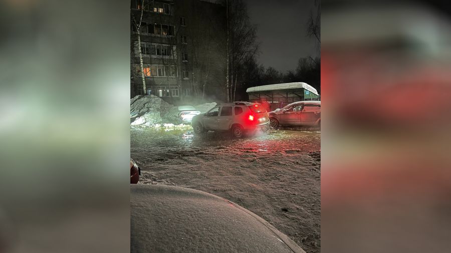 В Ярославле несколько брагинских дворов залило водой из-за прорыва трубы