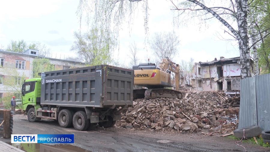 На проспекте Октября в Ярославле сносят заброшенную трехэтажку