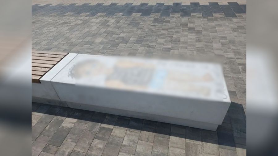 В Ярославле вандалы разрисовали лавку на площади Труда