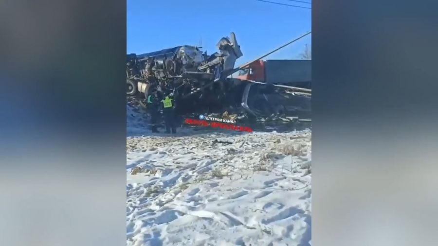 Трасса М-8 в Ярославской области перекрыта из-за столкновения фур