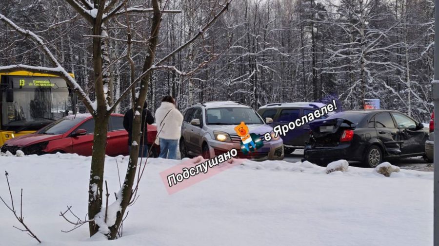 ДТП с участием четырех машин произошло в Ярославле