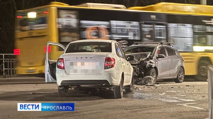 В Дзержинском районе Ярославля столкнулись две легковушки