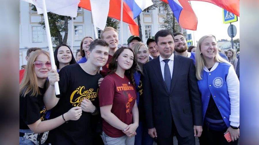 Помощник Президента РФ Дмитрий Миронов поздравил россиян с Днем молодежи