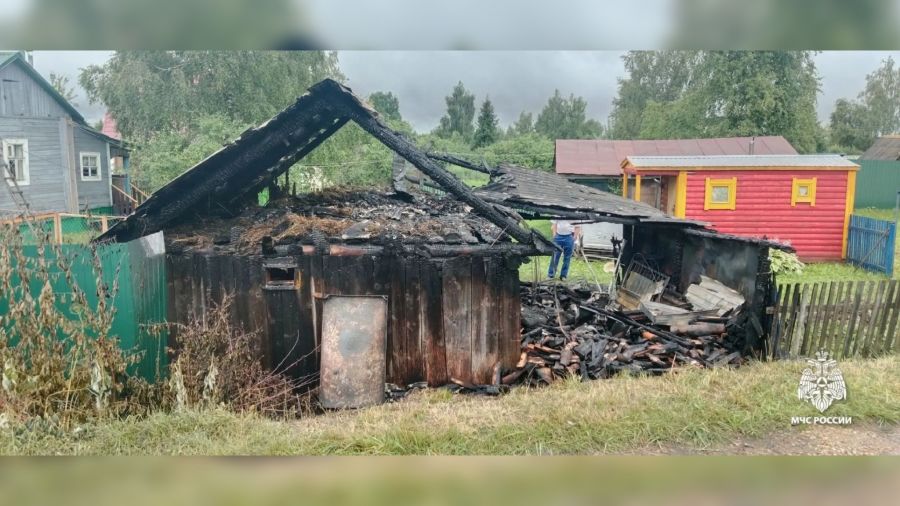 В Ярославской области из-за грозы сгорели три постройки