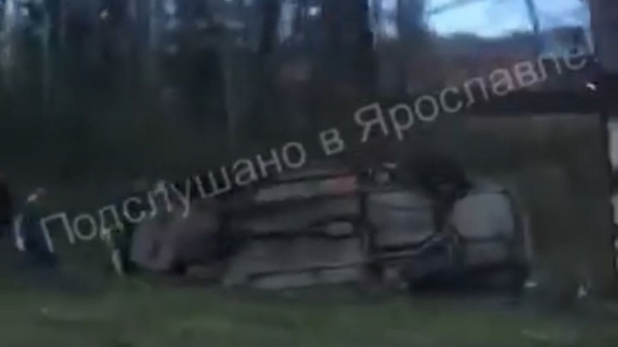 В Ярославле иномарка вылетела в кювет и перевернулась