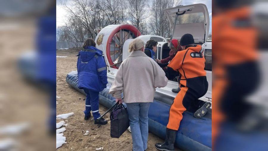 Спасатели эвакуировали жительницу Юршинского острова