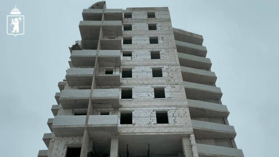 В долгострое на Октябрьской площади в Ярославле начали возводить перегородки