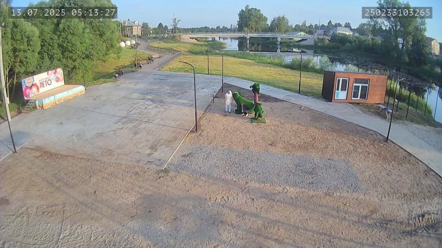 В Большом селе вандалы устроили рядом с фигурами медведей на набережной общественный туалет