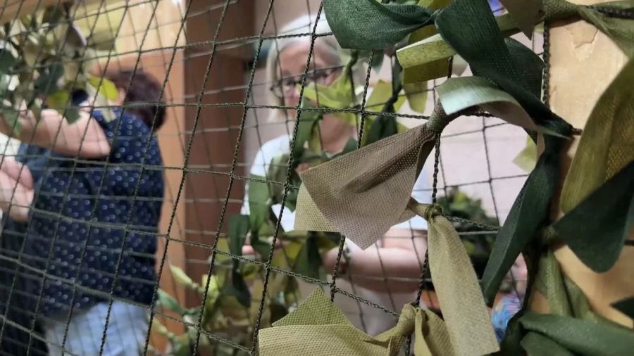Семеро жительниц Ярославля сплели два футбольных поля маскировочных сетей