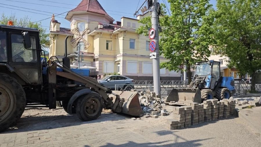 В Рыбинске плиткой из исторического центра выкладывают тротуары в районах