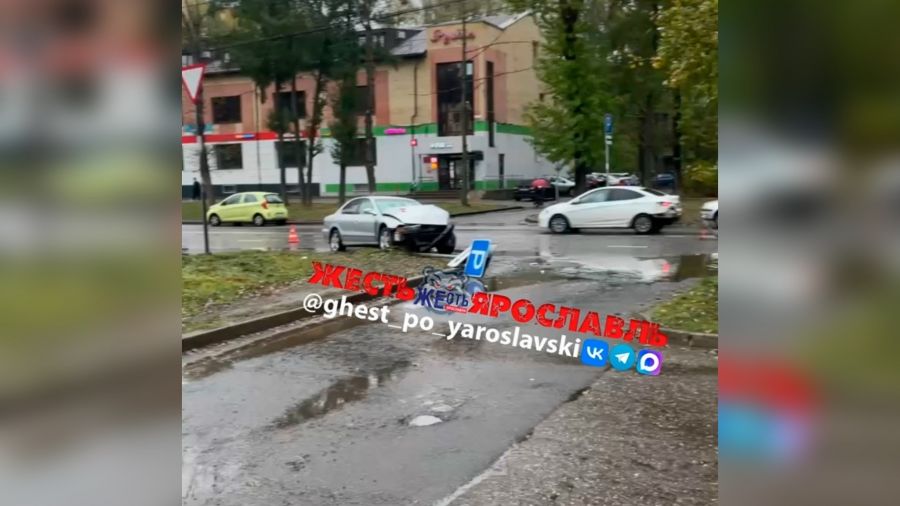 Есть пострадавший: в Ярославле столкнулись две иномарки