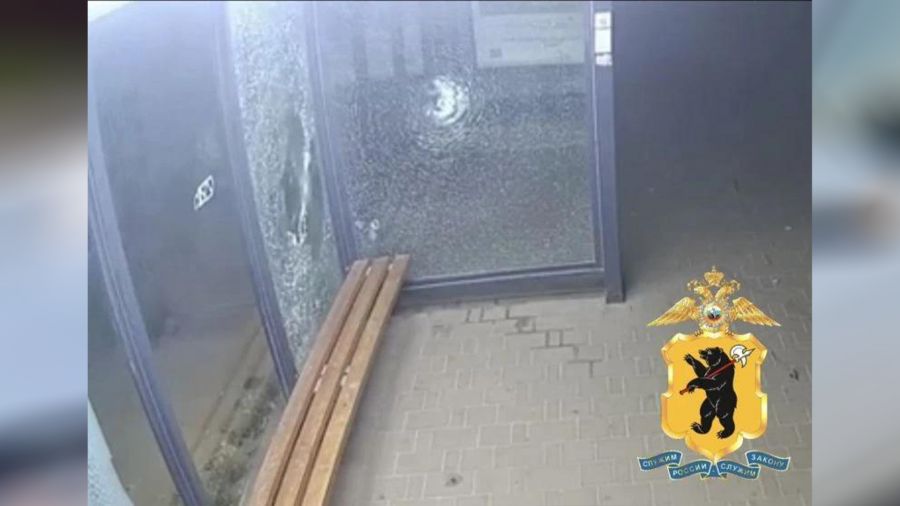 Полиция установила разбившего стекло остановки в Ярославле вандала