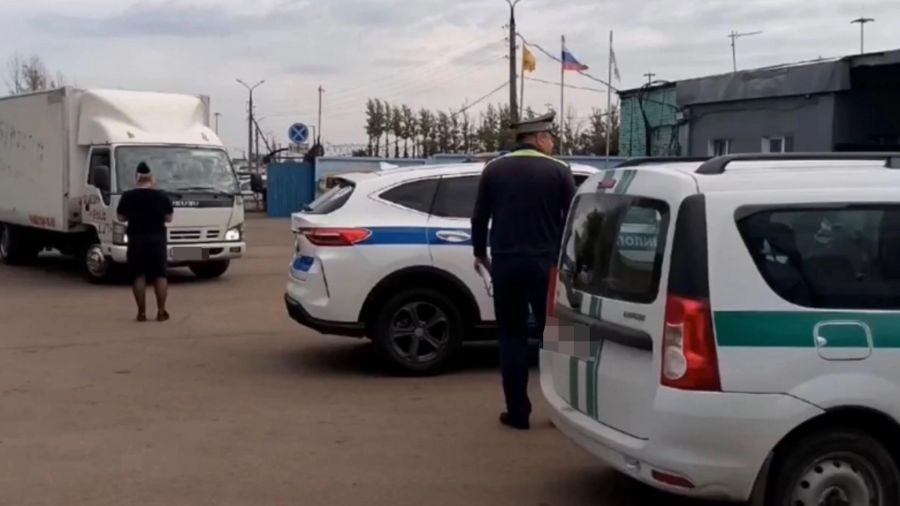В Ярославле судебные приставы обнаружили в арестованном авто контрафактный алкоголь