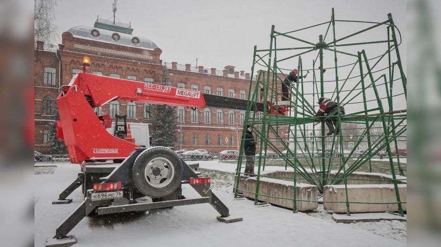 В Рыбинске на площади Дерунова начали устанавливать новогоднюю ель