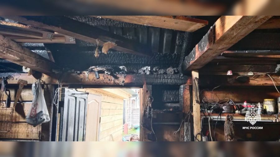 В Ярославской области загорелся гараж из-за зарядного устройства