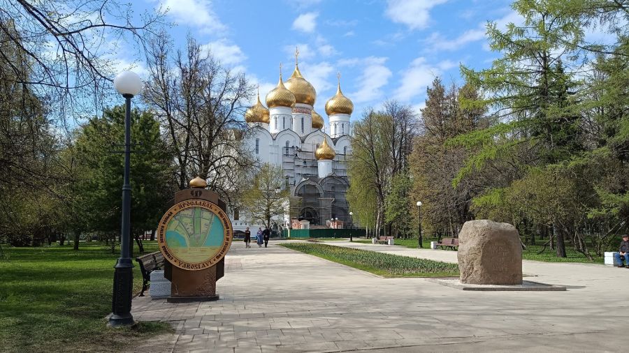 В Ярославле на Стрелке появилась аллея святителя Тихона