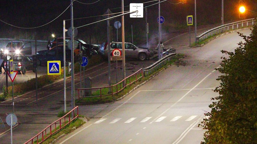 В Рыбинске &laquo;Ниссан&raquo; снес отбойник и вылетел на тротуар