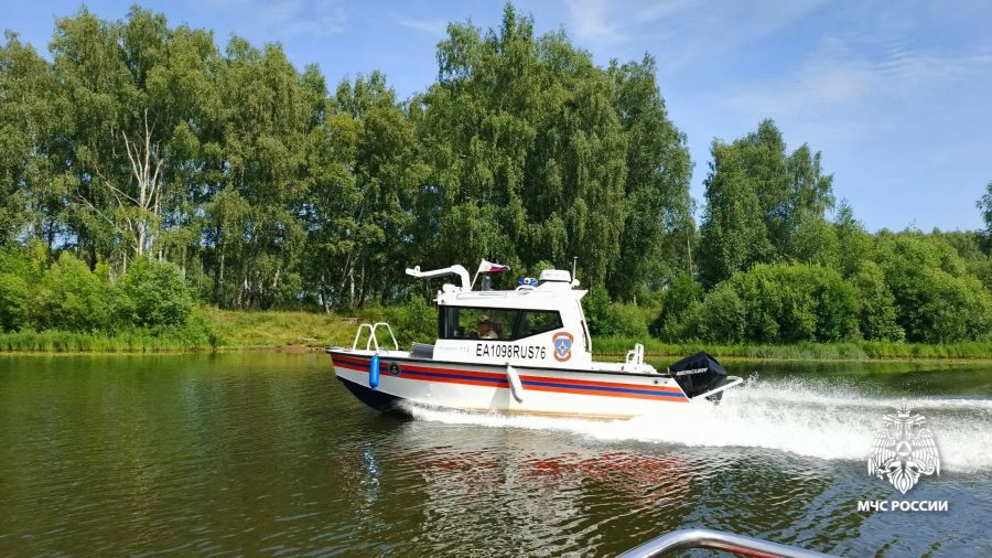 В Ростове Великом перевернулась лодка с четырьмя мужчинами