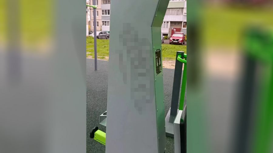 В Рыбинске подростки оттирали нарисованные ими же граффити