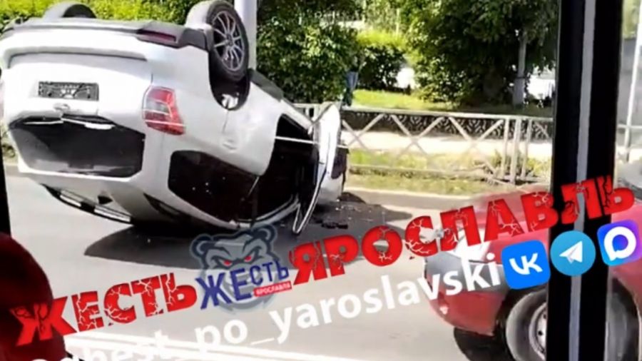 В центре Ярославля перевернулась машина