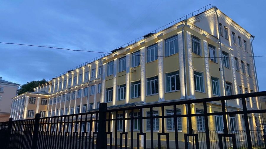 Здание школы №49 в Ярославле украсила архитектурная подсветка