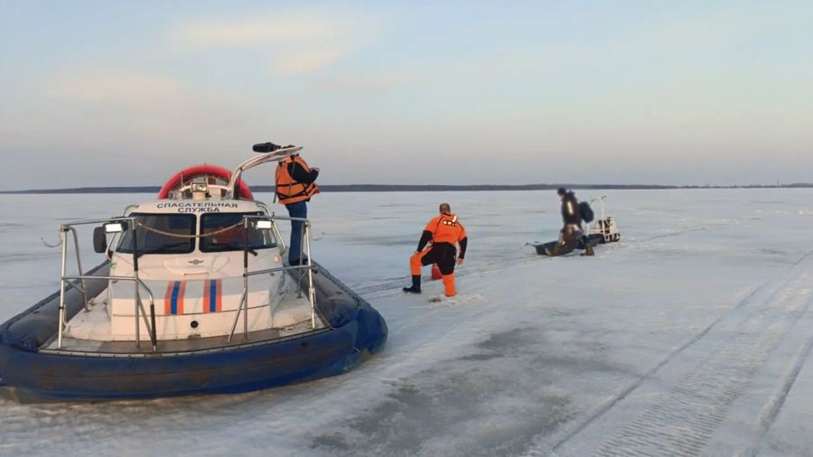Спасатели помогли застрявшему на Рыбинском водохранилище рыбаку