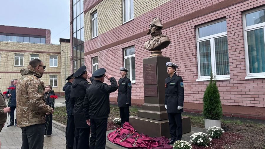 В Ярославле открыли бюст адмирала Федора Ушакова и посвященный ему мурал