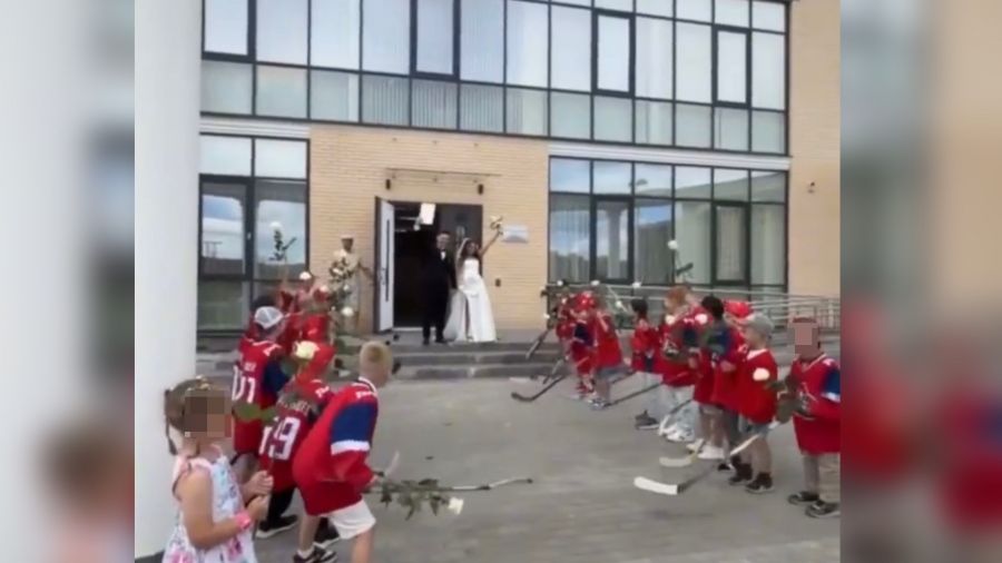 В Ярославле на свадьбу тренера пришла хоккейная команда