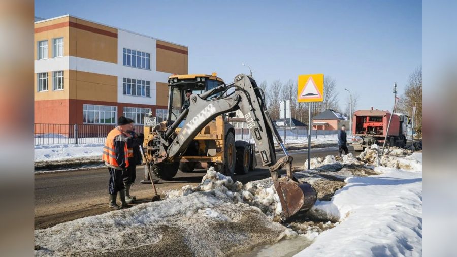 Дороги в частном секторе Рыбинска начали освобождать от снега и наледи
