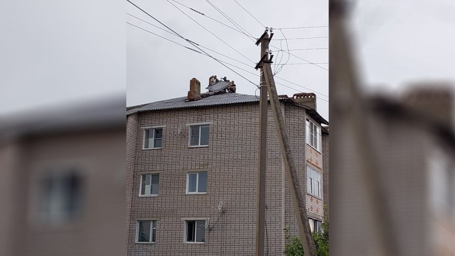 В Большом селе восстанавливают пострадавшие в результате непогоды крыши домов