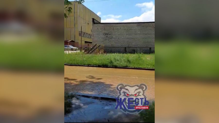 В Ярославле на улице Туманова прорвало водопровод