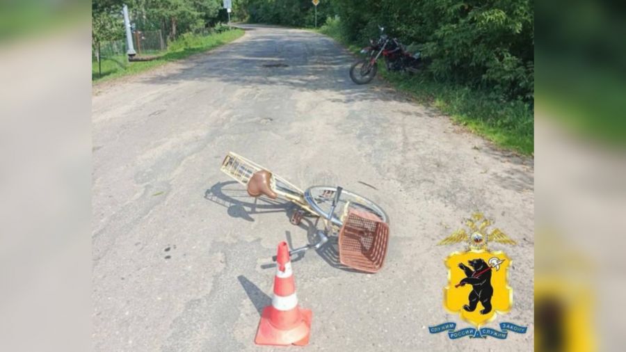 Под Ростовом Великим мотоциклист сбил женщину на велосипеде